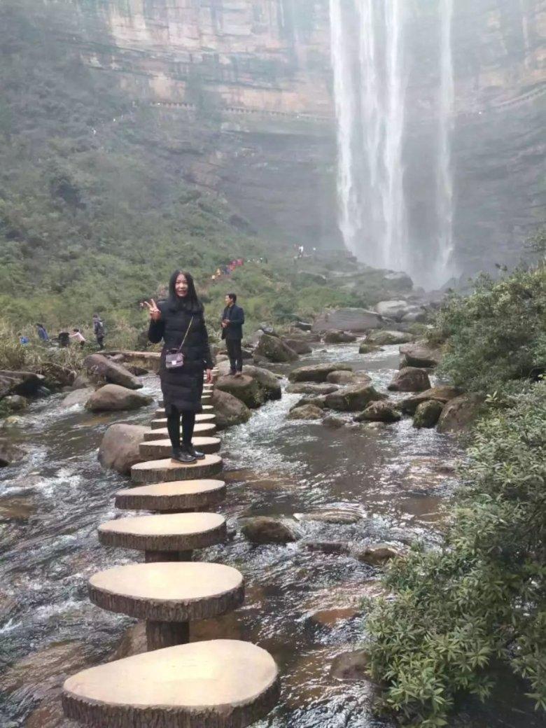 云南哈巴雪山一登山者发生滑坠事故死亡，官方：体力不支滑倒致头部撞击石头死亡
