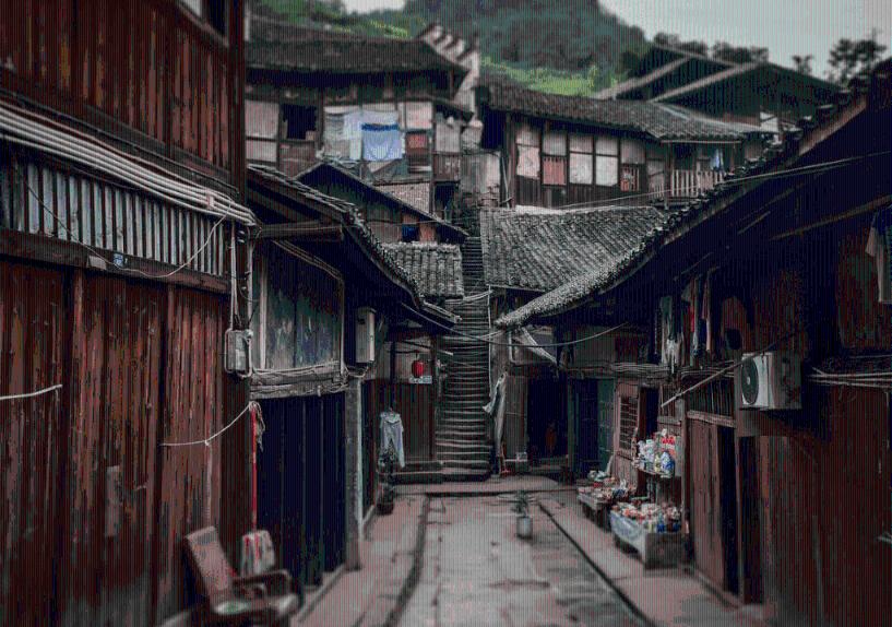 高速服务区内过路旅客遭挟持,他们三人出手救人