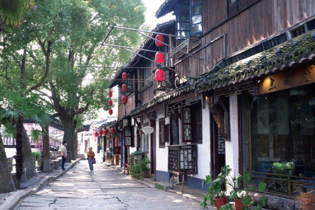 伤感!深圳队迎来30岁生日,球迷前往基地用鲜花送别俱乐部